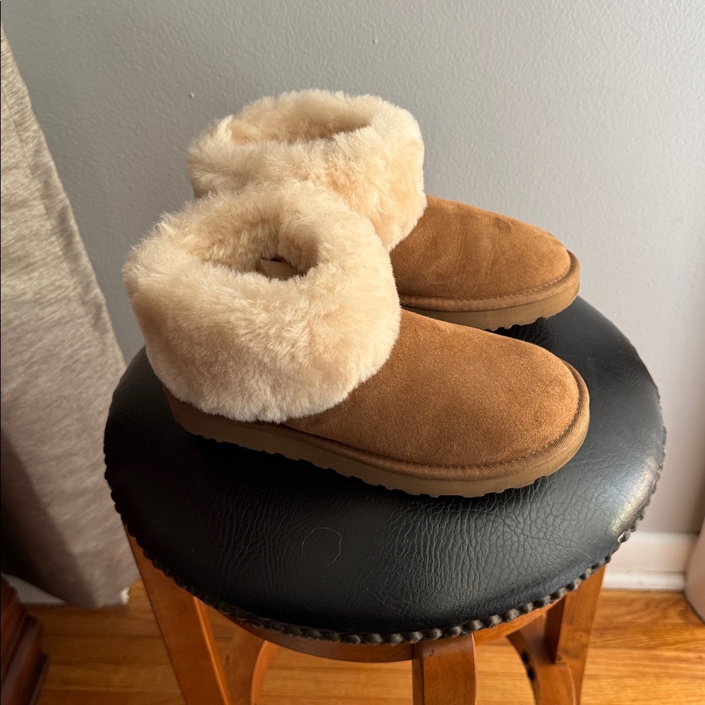 UGG short ankle boot size US 6.  fully lined plush sheepskin fleece. Cream & Tan